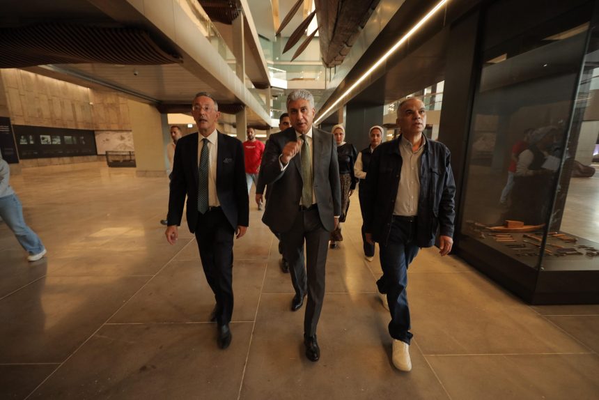 قبل أيام من الافتتاح.. استعدادات داخل «المتحف الكبير» وتوجيهات بخروج الحدث التاريخي بصورة مُشرفة 1 شريف فتحي داخل المتحف الكبير