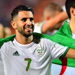 لاعبا المنتخب الجزائري رياض محرز وعيسى ماندي