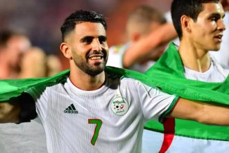 لاعبا المنتخب الجزائري رياض محرز وعيسى ماندي