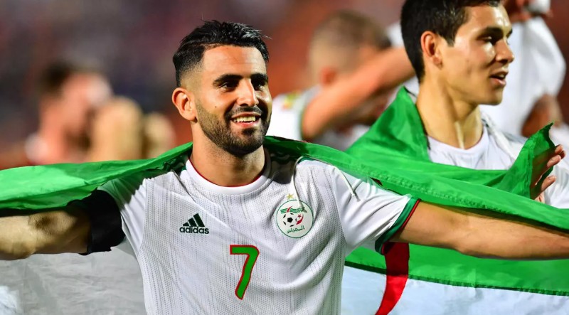 لاعبا المنتخب الجزائري رياض محرز وعيسى ماندي