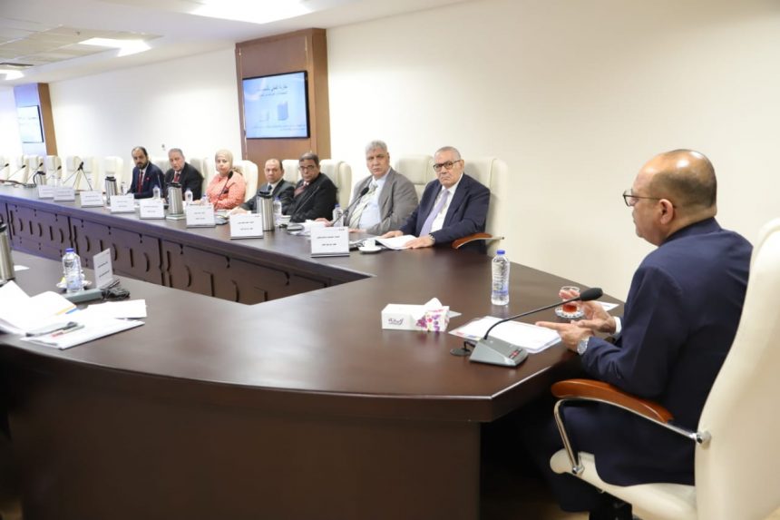العمل: دعم ومساندة المنشآت التي تتعرض لتحديات طارئة بدفع إعانات أجور لعمالها.. وأنفقنا 61 مليون جنيه خلال 4 أشهر 1 مجلس إدارة صندوق إعانات الطوارئ للعمال