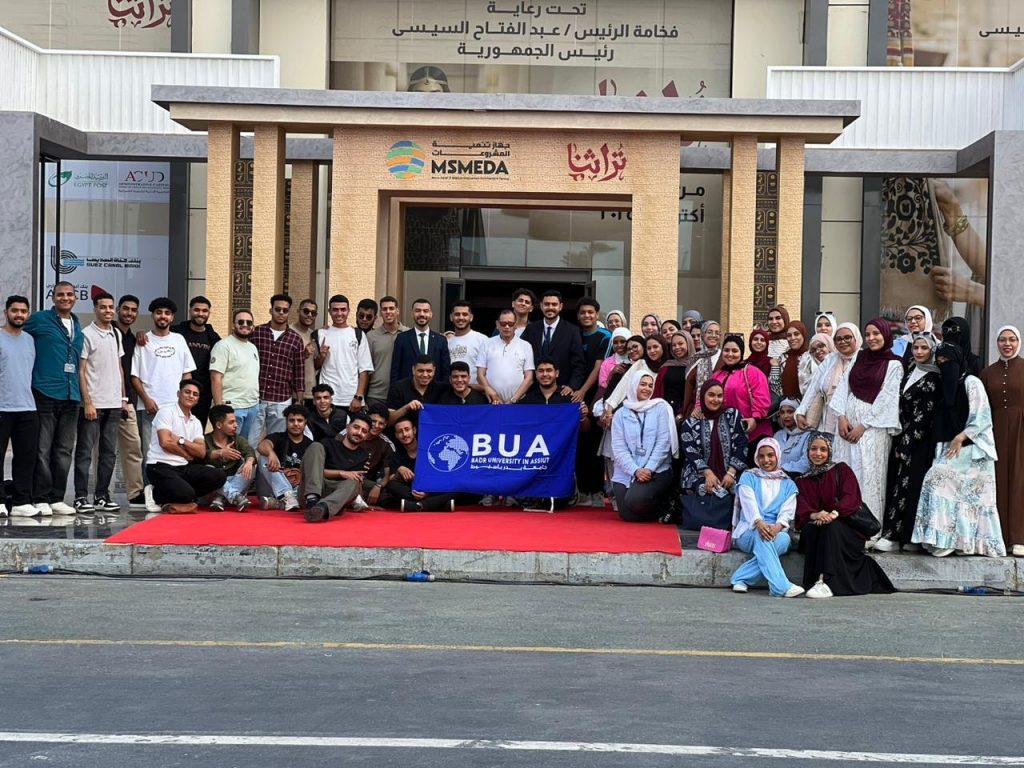 «تراثنا» في دورته السابعة.. قيادات حكومية وسيدات السلك الدبلوماسي والجاليات الأجنبية يشيدون بالمشاركين من الشباب (صور) 3 معرض تراثنا8