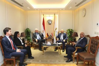نائب رئيس مجلس الوزراء للتنمية الصناعية وزير الصناعة والنقل يبحث مع سفير ألمانيا بالقاهرة