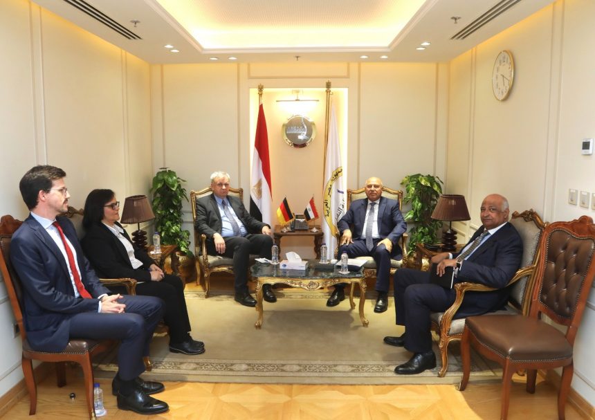 وزير الصناعة: نرحب بأي تعاون بناء جاد مع الشركات العالمية والألمانية الراغبة في ضخ استثمارات جديدة لتصنيع السيارات بمصر 1 نائب رئيس مجلس الوزراء للتنمية الصناعية وزير الصناعة والنقل يبحث مع سفير ألمانيا بالقاهرة