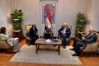 نائب رئيس مجلس الوزراء للتنمية الصناعية وزير الصناعة والنقل يبحث مع سفير المغرب بالقاهرة