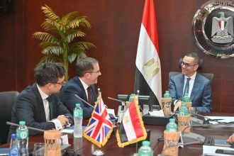 وزير الاستثمار والتجارة الخارجية يبحث مع السفير البريطاني بالقاهرة