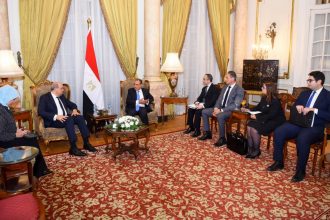 وزير الخارجية يلتقي وزير الطيران المدني