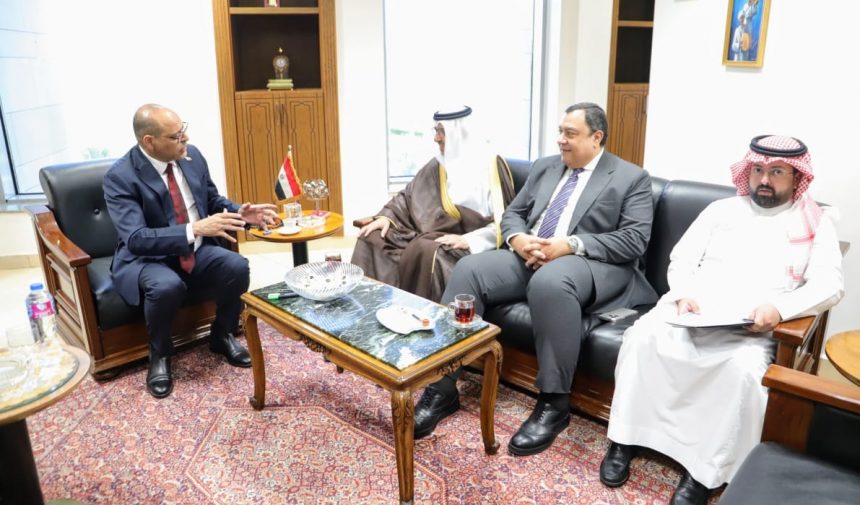 خلال لقاء سعودي-مصري.. القاهرة تقترح آلية تعزز من صورة العامل المصري في الخارج 1 وزير العمل يلتقي السفير السعودي في القاهرة