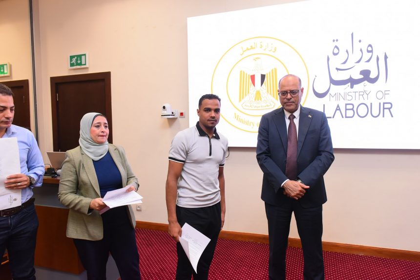 وزير العمل يُسلم عقود عمل للمتقدمين على فرص عمل في مجال الزراعة بالأردن
