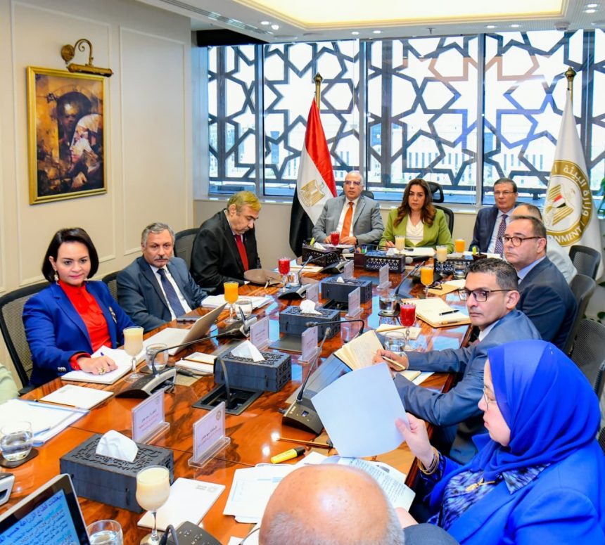 هذه مقترحات البيئة والري والزراعة لتعزيز الأمن الغذائي بمصر.. استراتيجية لمواجهة التغير المناخي 1 وزيرة التنمية المحلية والقائم بأعمال وزير البيئة، ووزير الموارد المائية والرى، ووزير الزراعة