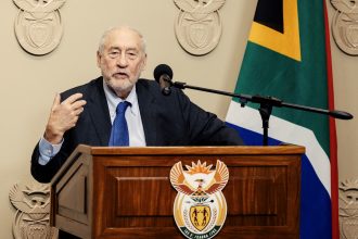 جوزيف ستيجليتز، الخبير الاقتصادي الأمريكي الحائز على جائزة نوبل في العلوم الاقتصادية