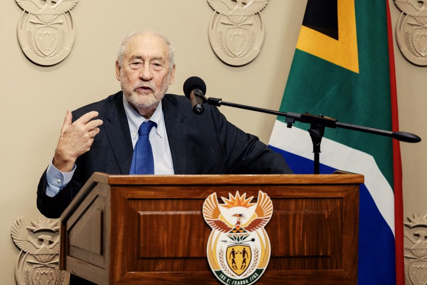 جوزيف ستيجليتز، الخبير الاقتصادي الأمريكي الحائز على جائزة نوبل في العلوم الاقتصادية