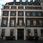 أشخاص يمرون أمام سفارة جمهورية الصين الشعبية في المملكة المتحدة، في ساحة بورتلاند بلندن