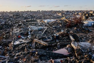 منازل مهدمة جراء الغارات الإسرائيلية على غزة