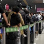 مسافرون في طوابير طويلة جراء اضطراب في حركة الملاحة الجوية