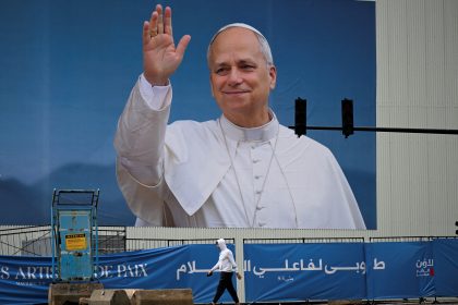 البابا يزور لبنان حاملا رسالة سلام إلى البلد الغارق في الأزمات