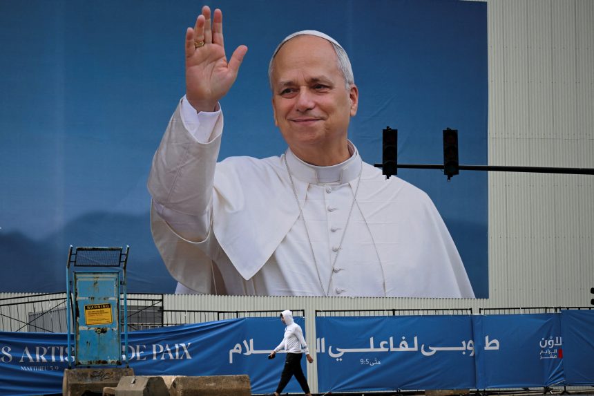 البابا يزور لبنان حاملا رسالة سلام إلى البلد الغارق في الأزمات