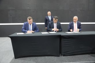 مدته 15 عامًا.. توقيع عقد إدارة وتشغيل شبكة القطار الكهربائي السريع مع سكك حديد ألمانيا