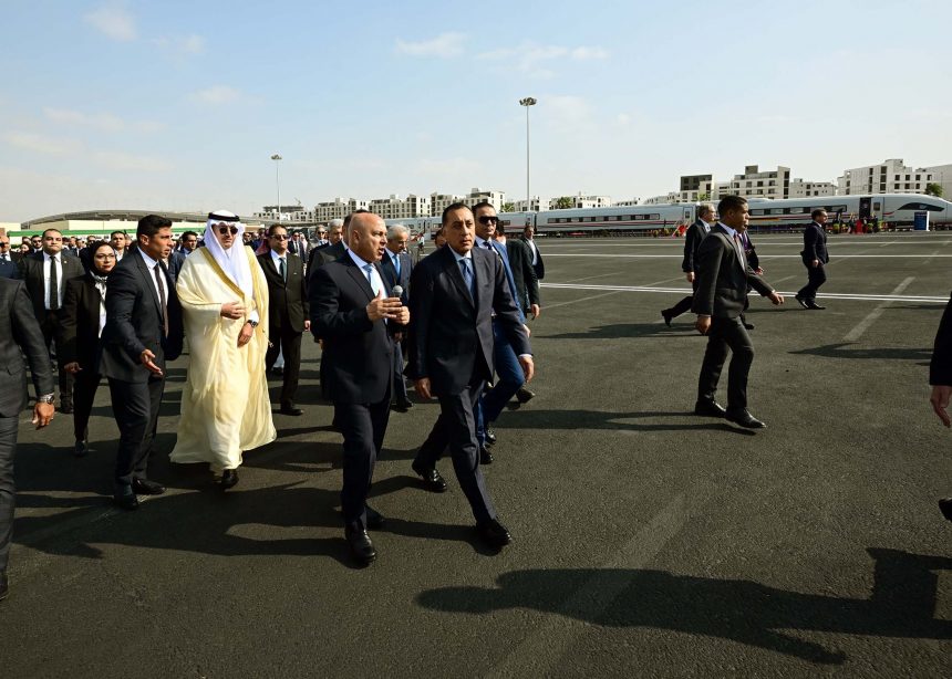 أول قطار كهربائي