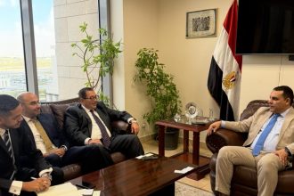 التمثيل التجاري يبحث مع بنك الإمارات دبي دعم الشركات المصرية والتوسع في الأسواق الدولية وجذب الاستثمارات الأجنبية لمصر e1763921349216