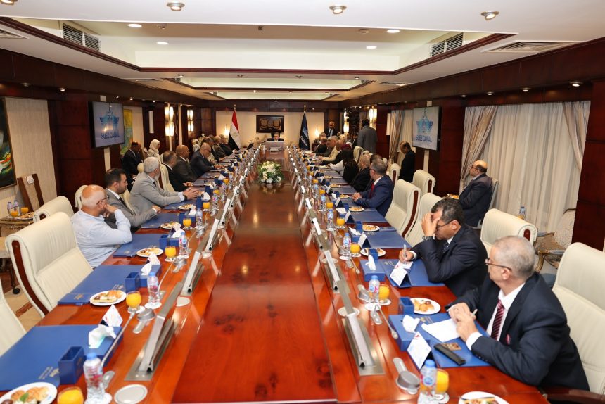 الفريق أسامة ربيع يجتمع مع ممثلي 20 جهة من الخطوط والتوكيلات الملاحية