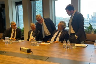 رئيس اقتصادية قناة السويس يلتقي مسؤولي شركات Voltalia و Groupe HOLDER