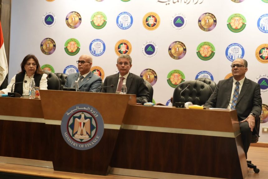 رئيس الجمارك لممثلي 250 شركة