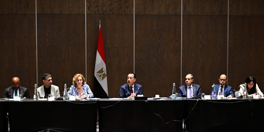 رئيس الوزراء يعقد اجتماعا مع 40 من ممثلي كبريات الشركات والمؤسسات الفكرية والبحثية في جنوب أفريقيا