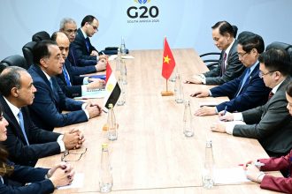 رئيس الوزراء يلتقي نظيره الفيتنامي