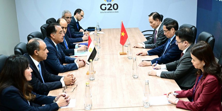 رئيس الوزراء يلتقي نظيره الفيتنامي