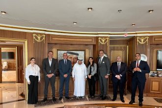 رئيس هيئة الاستثمار يلتقي رئيس رابطة رجال الأعمال القطريين