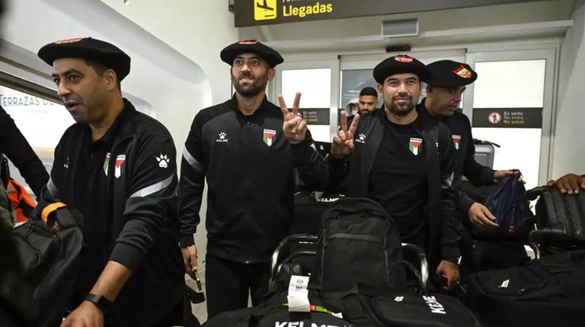 لاعبو منتخب فلسطين لكرة القدم يرتدون القبعة الباسكية التقليدية