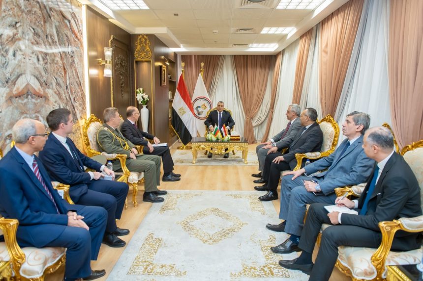 وزير الإنتاج الحربي وسفير بلغاريا