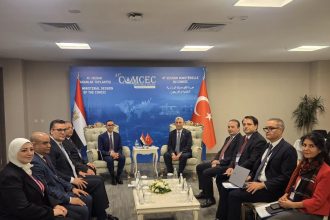 وزير الاستثمار والتجارة الخارجية يبحث مع وزير التجارة التركي e1762205902951