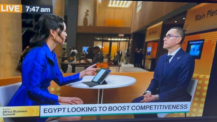 وزير الاستثمار والتجارة الخارجية يجري مقابلة تلفزيونية مع شبكة بلومبرج العالمية