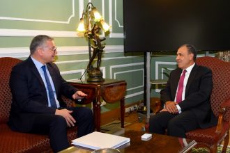 وزير الخارجية يستقبل وزير البترول والثروة المعدنية