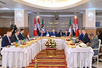 وزير الخارجية يشارك في اجتماع الآلية الثلاثية لدول جوار ليبيا بالجزائر