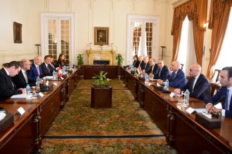 وزير الخارجية يعقد مشاورات مع وزير العدل والشرطة السويسري