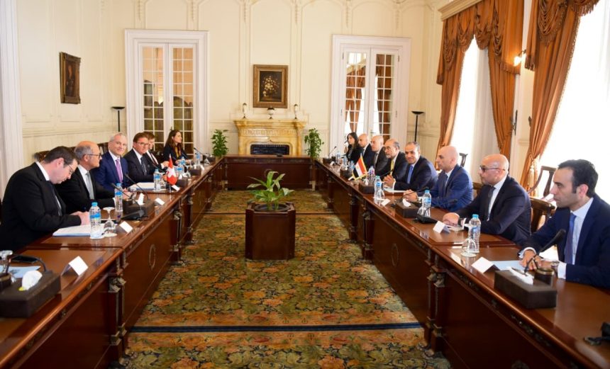 وزير الخارجية يعقد مشاورات مع وزير العدل والشرطة السويسري