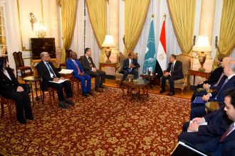 وزير الخارجية يلتقي رئيس مفوضية الاتحاد الأفريقي