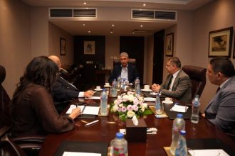 وزير السياحة يبحث مع رئيس المجلس العالمي للسفر دعم الاستثمارات السياحية بمصر