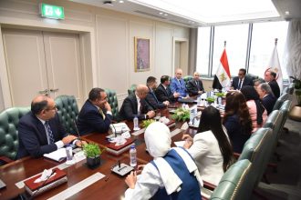 وزير الصحة يبحث مع ممثلي شركة ميريت توطين صناعة المستلزمات الطبية في مصر