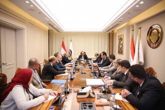 وزير قطاع الأعمال العام يجتمع بالرؤساء التنفيذيين للشركات القابضة