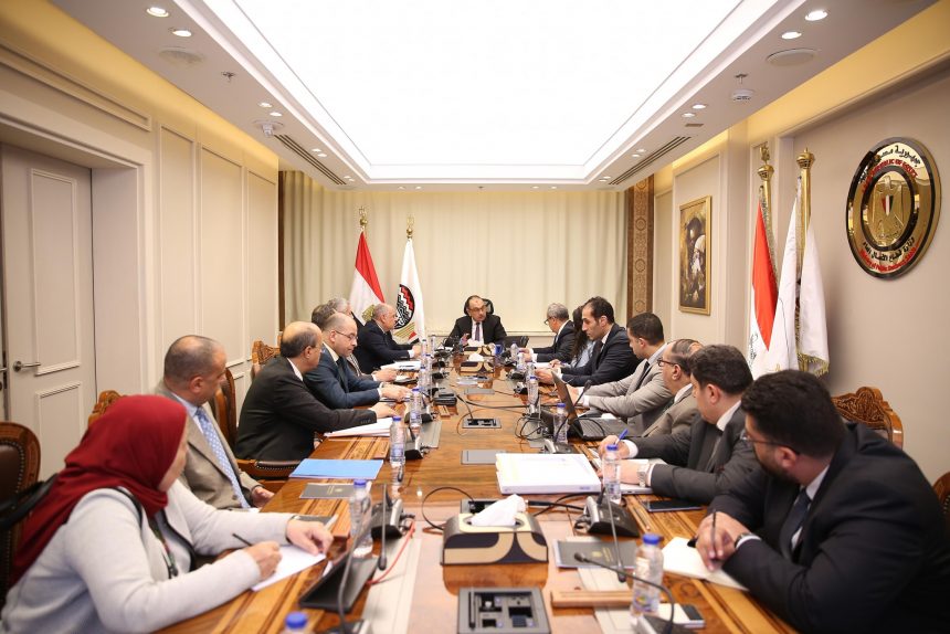 وزير قطاع الأعمال العام يجتمع بالرؤساء التنفيذيين للشركات القابضة