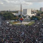 عشرات الآلاف يحتفلون في شوارع سوريا بمرور عام على إطاحة الأسد