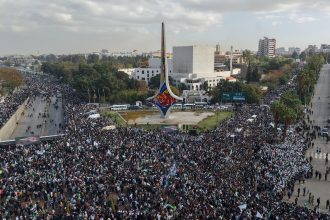 عشرات الآلاف يحتفلون في شوارع سوريا بمرور عام على إطاحة الأسد