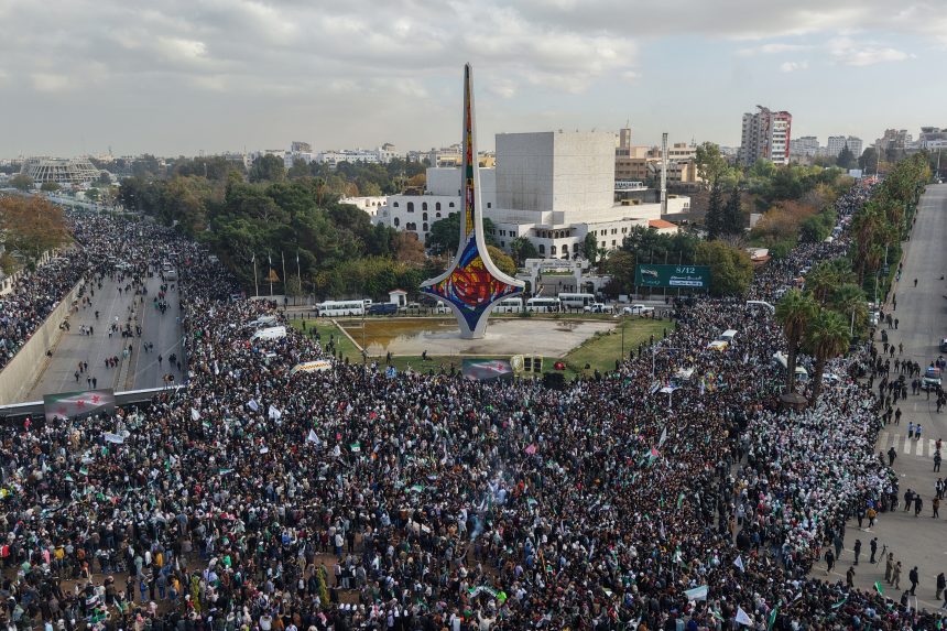 عشرات الآلاف يحتفلون في شوارع سوريا بمرور عام على إطاحة الأسد