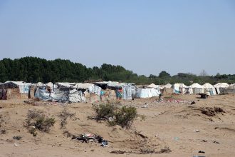 عدن المكتظة بأهلها والنازحين بعد عشر سنوات من الحرب.. ظلام وبنى تحتية مترهلة وأزمات