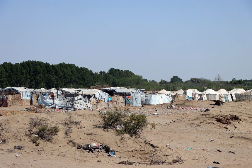 عدن المكتظة بأهلها والنازحين بعد عشر سنوات من الحرب.. ظلام وبنى تحتية مترهلة وأزمات