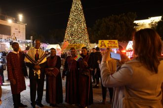 احتفالات عيد الميلاد تعود إلى بيت لحم بعد عامين من الحرب على غزة